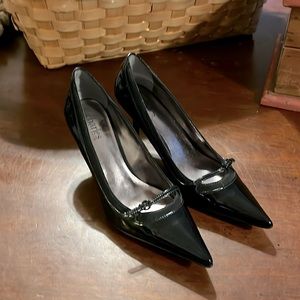 Charles, By Charles David, black patent pump. 8m.